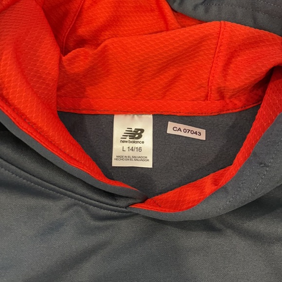 New balance boys hoodie size 14-16 L. - Picture 2 of 3